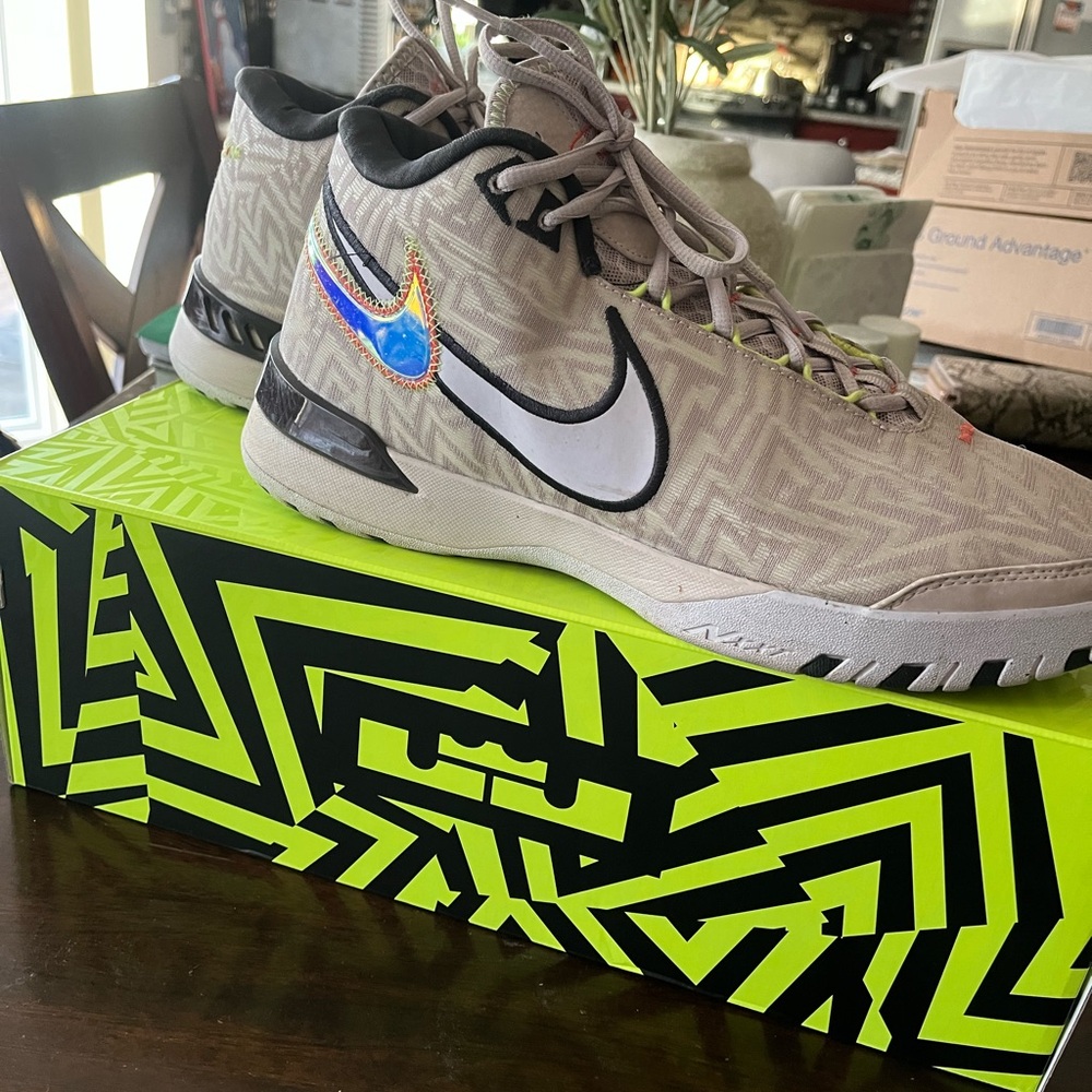 Nike Men's Beige and Black Sneakers